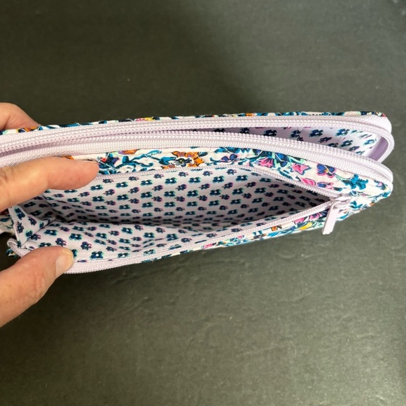 Vera Bradley RFID Deluxe Travel Wallet Magnifique Floral Flowers NWT - Picture 7 of 9